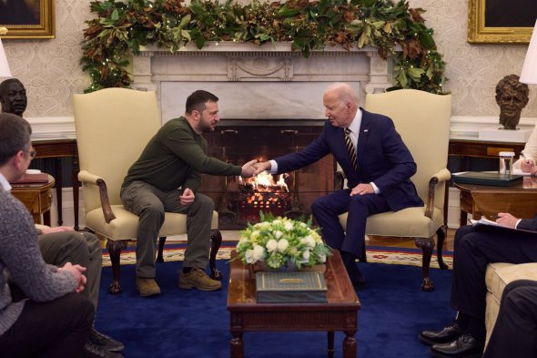 Президент України Володимир Зеленський тисне руку президенту США Джозефу Байдену у Білому домі, 21 грудня.