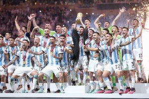 бірна Аргентини з футболу святкує перемогу на Кубку світу-2022. Трофей тримає капітан команди Ліонель Мессі. Лусаїл, Катар, 18 грудня 2022 року