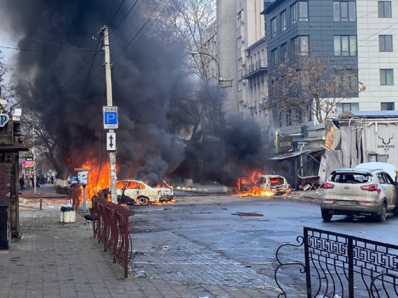 Наслідки російського обстрілу центру Херсона 24 грудня