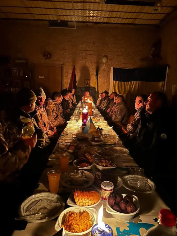 Генштаб показал трогательные фото празднования Рождества воинами ВСУ на фронте