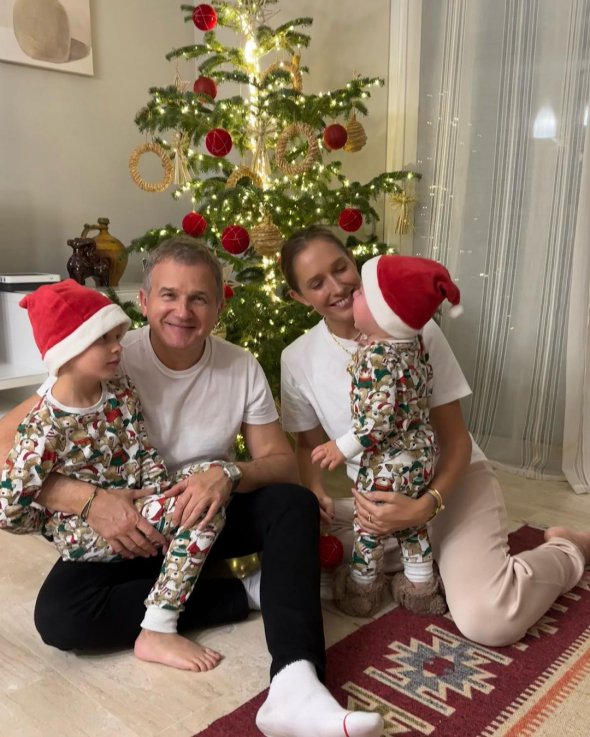 Телеведуча Катерина Осадча разом зі своєю родиною привітала з Різдвом та побажала не падати духом і вірити в Сили оборони.