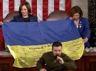 В речи перед обеими палатами Конгресса США Зеленский поблагодарил американцев за помощь в войне и сказал, что для победы и Украины, и всего свободного мира стойкость придется проявить и украинцам, и их союзникам. Сравнил нынешнюю войну и путинскую Россию со Второй мировой и гитлеровской Германией.