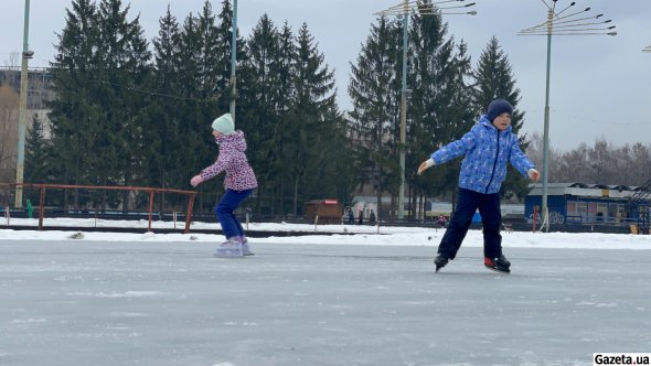 Коньки можно взять в аренду. Размеры даже для маленьких детей