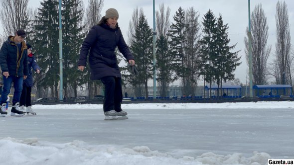 На Льодовому стадіоні в Києві відкрилм ковзанку просто неба. Вона працюватиме щодня, до 28 лютого, з 10:00 до 21:00