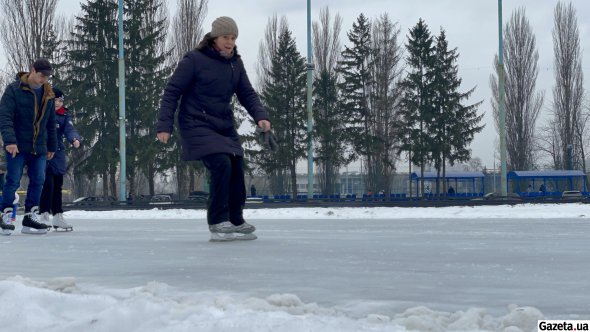 На Ледовом стадионе в Киеве открыли каток под открытым небом. Она будет работать ежедневно, до 28 февраля, с 10:00 до 21:00