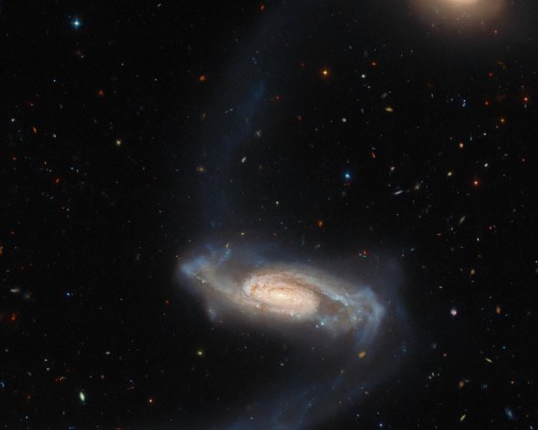 Незвичайна галактика знаходиться приблизно за 450 млн світлових років від Землі