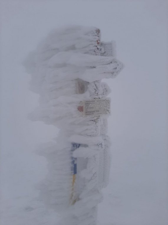 Ось така зимова атмосфера нині на горі Піп Іван