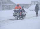 Многие дороги остаются непроходимыми, тысячи людей отрезаны от электроснабжения