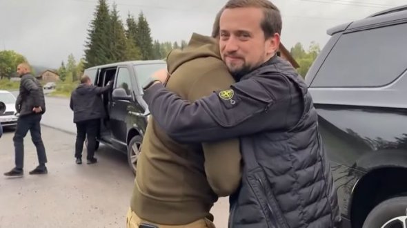 Заместитель главы ОП Кирилл Тимошенко ездил в рабочие командировки на внедорожнике, который предназначался для гуманитарных нужд. Авто – на заднем фоне, за спиной Тимошенко
