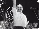 А вот так трезубец пальцами показывал украинский политик Вячеслав Чорновил. И именно это - правильный жест, который и должны презентовать в Министерстве культуры. Позже в ведомстве признали, что жест Черновола – верный