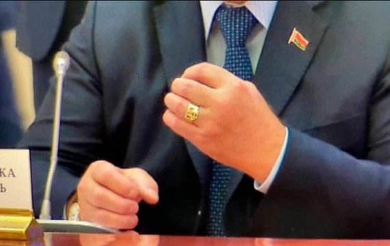Кольцо надел самопровозглашенный президент Беларуси Александр Лукашенко.