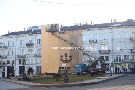 Возле памятника Екатерине ІІ в Одессе начинают что-то делать