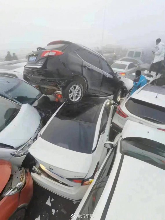 В Китае из-за тумана столкнулись сотни авто
