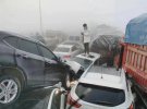 У Китаї через туман зіткнулися сотні авто