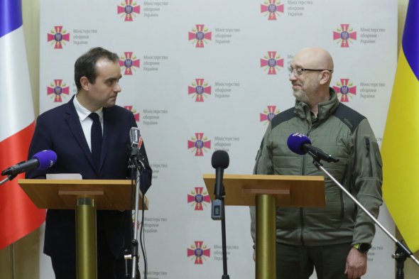 Міністр оборони Франції Себастьяно Лекорню і міністр оборони України Олексій Резніков.