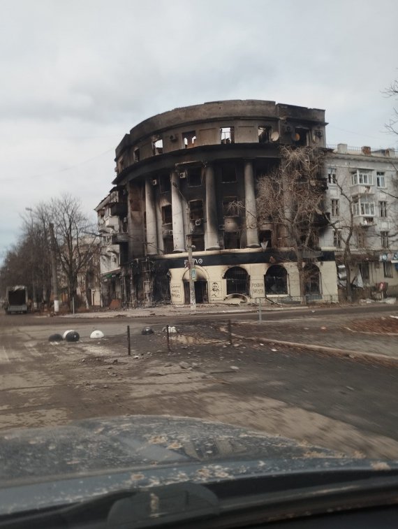 Писатель Сергей Жадан посетил разрушенный российскими оккупантами Бахмут и показал жуткие фото разбитых зданий.