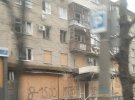 Писатель Сергей Жадан посетил разрушенный российскими оккупантами Бахмут и показал жуткие фото разбитых зданий.