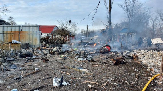 У Києві уламками збитих ракет пошкоджені  приватні будинки в Дарницькому районі