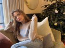 Артистка Рита Ора поделилась фотографиями по празднованию Рождества дома и показывала свой зимний лук