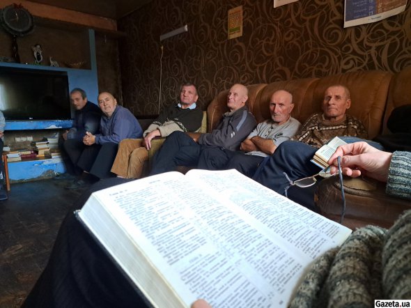 Каждый день чес посвящают групповому чтению и обсуждению Библии