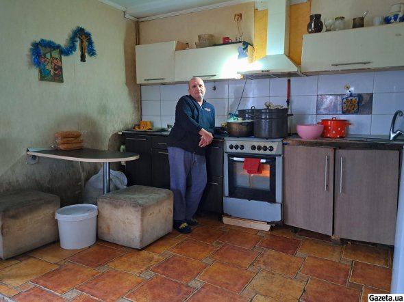 Валерий Жовнирович исполняет обязанности повара, потому что здоровье не позволяет работать на строительстве