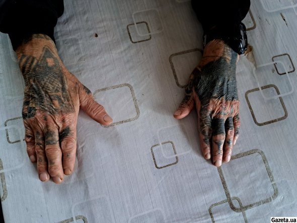 Александр Сидоров большую часть жизни провел в исправительных колониях и лагерях, о его богатой криминальной биографии рассказывают татуировки на руках и теле