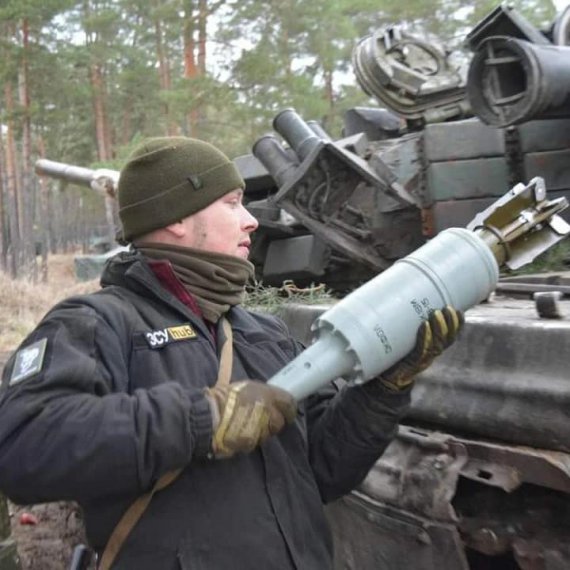На Луганщине и Донбассе продолжаются жесточайшие бои.  Украинские воины удерживают позиции. Есть участки фронта, где понемногу продвигаемся. Об этом сказал президент Владимир Зеленский