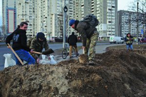 Бійці тероборони Києва копають оборонні редути на околиці міста 25 лютого 2022 року – на другий день повномасшабного вторгнення росіян