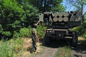 Командир підрозділу з позивним ”Кузя” показує систему ракетного вогню ”Хімарс”, схід України, липень 2022 року