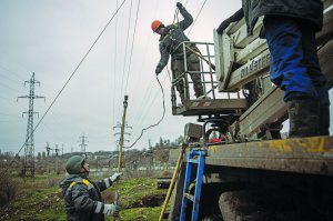 Електрики, що прибули з Одеси до Херсона, ремонтують пошкоджену внаслідок російських атак високовольтну лінію електропередач, грудень 2022 року. Через постійні обстріли працівники змушені постійно носити бронежилети й каски