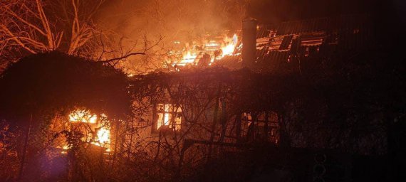 Ворожі снаряди влучили в лінії електропередач, обласну дитячу лікарню, приміщення басейну, приватні та багатоквартирні будинки