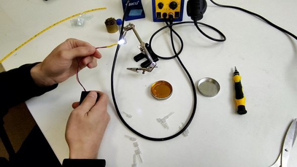 Electronoff кажуть, можна зробити ліхтарик самому і не платити купу грошей. Фото: electronoff.ua