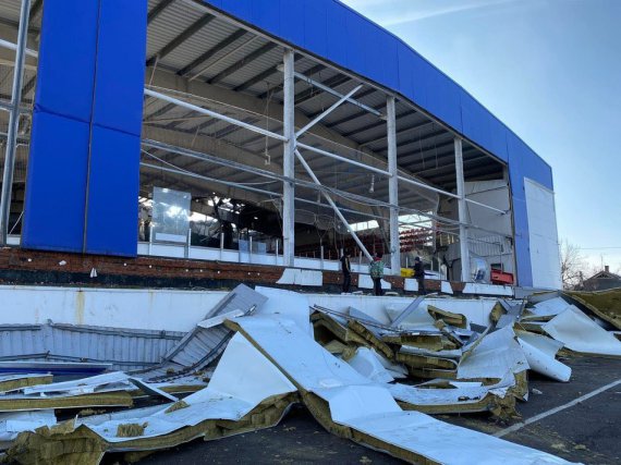 Российские террористы разрушили ледовую арену "Альтаир" в городе Дружковка в Донецкой области.