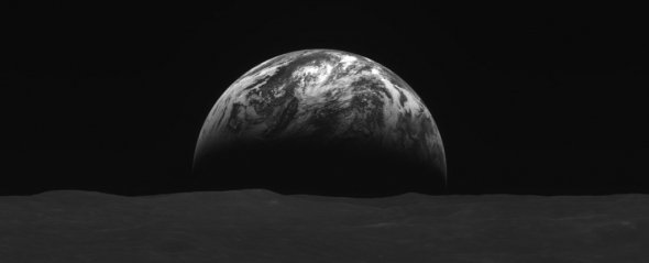 Корейский космический зонд Danuri прислал фотографии Земли и Луны