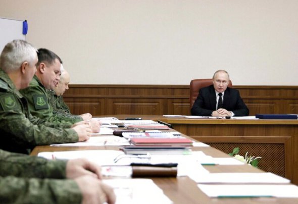 На какое-то время Россия, казалось, переключилась на более содержательную войну после того, как генерал Сергей Суровикин принял командование в октябре. Но Путин по-прежнему вмешивается 
