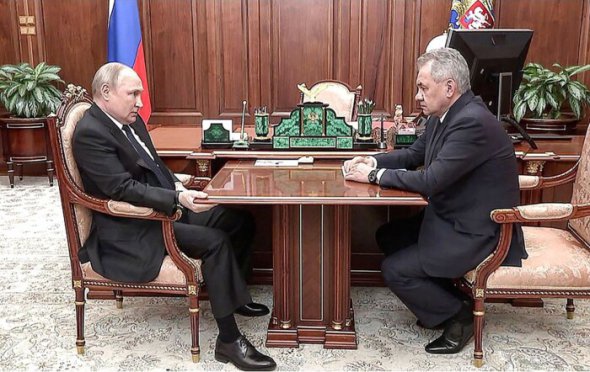 Під час зустрічі з міністром оборони РФ Сергієм Шойгу Путін судомно вчепився за стіл. Причиною може бути сильний біль у руці 