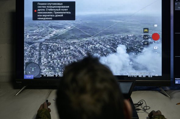 Українські військові працюють із дронами із захищеного підземного центру 