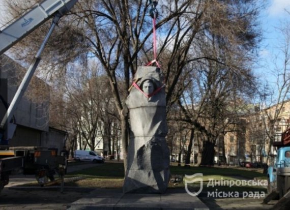 В Днепре демонтировали памятники Советского Союза