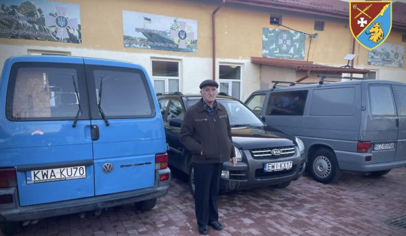 Батько загиблого героя із Львівської області Степана Габруся придбав три автомобілі для українських військових