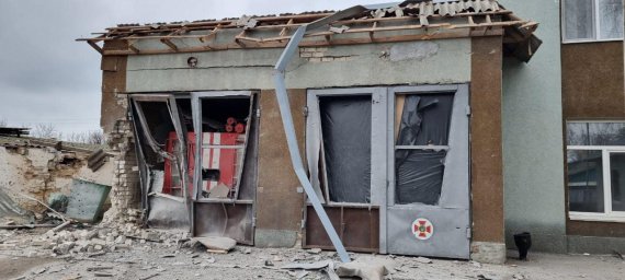 Наслідки російського удару по пожежній частині Херсона 5 січня