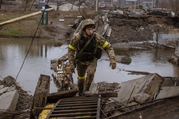 Президент показал новые фото военной Украины