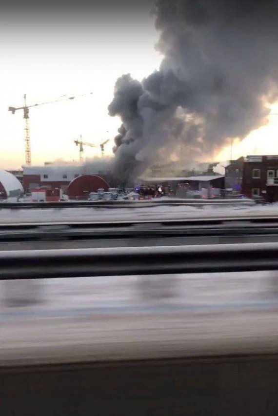 У російському Санкт-Петербурзі спалахнула масштабна пожежа на тракторному заводі "Білорусь-МТЗ"
