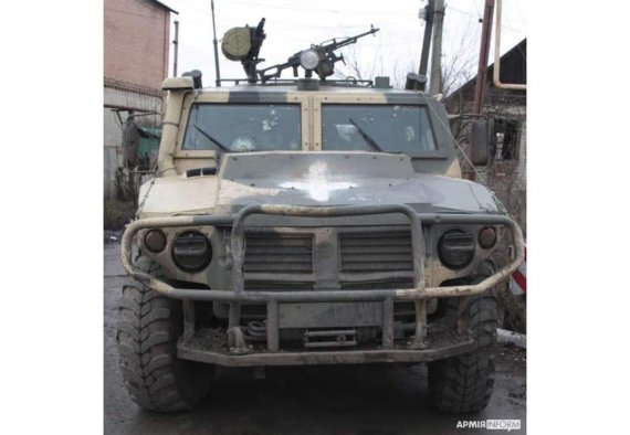 В настоящее время хваленый российский "Тигр" вместе с броневиком БПМ-97 "Выстрел" активно участвуют в обороне Бахмута.