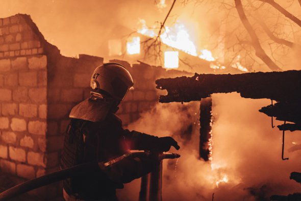 Пожежники гасять пожежу після ракетного удару в Бахмуті