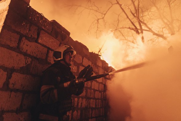 Пожарники тушат пожар после ракетного удара в Бахмуте 
