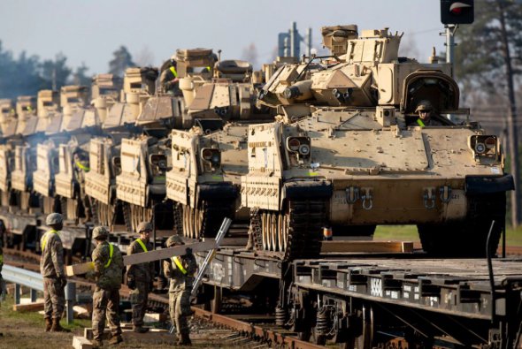 Bradley выгружают из вагонов войск США в Литве в 2019 году 