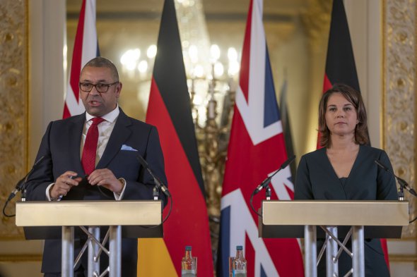 Министр иностранных дел Великобритании Джеймс Клеверли с немецкой коллегой Анналеной Бербок в Лондоне, 5 января.