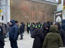 В Успенському соборі Києво-Печерської лаври сьогодні вперше служить предстоятель ПЦУ митрополит Епіфаній. На різдвяну літургію прийшли сотні людей. Багато з них принесли із собою українську атрибутику – національні прапори або стрічки. Також відвідати службу прийшло чимало військових. Територію ж навколо собору охороняють поліцейські