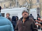 В Успенському соборі Києво-Печерської лаври сьогодні вперше служить предстоятель ПЦУ митрополит Епіфаній. На різдвяну літургію прийшли сотні людей. Багато з них принесли із собою українську атрибутику – національні прапори або стрічки. Також відвідати службу прийшло чимало військових. Територію ж навколо собору охороняють поліцейські