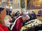 Митрополит Епіфаній сьогодні вперше відслужив в Успенському соборі Києво-Печерської лаври. На літургії було багато мирян. Люди раділи, що в обителі нарешті служать українською мовою
